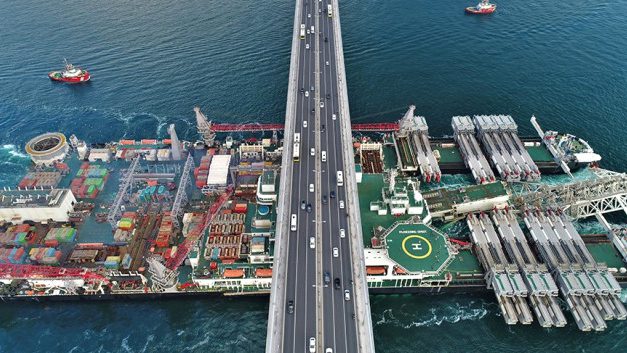 Dünyanın En Büyük İnşaat Gemisi 3. Kez İstanbul Boğazı’ndan Geçiyor