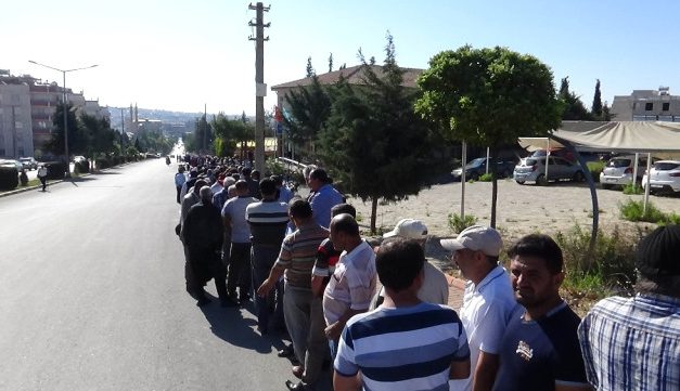 Kilis’te Binlerce Kişi 6 Aylık İş İçin Geceden Sıraya Girdi