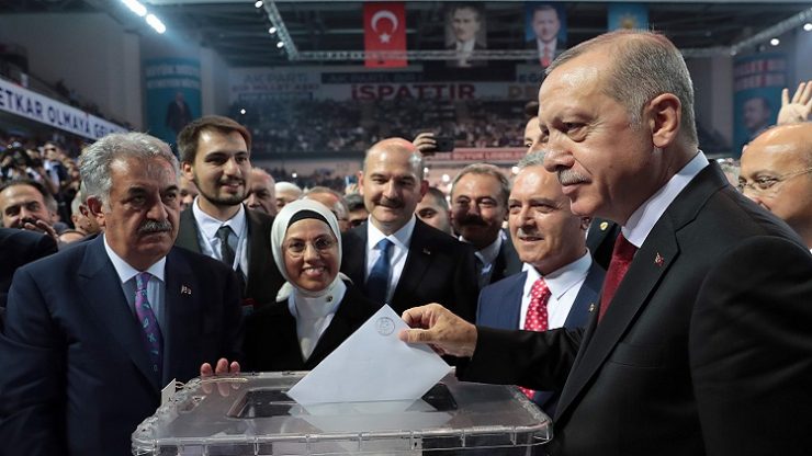 AKP’li Cumhurbaşkanı Erdoğan yeniden AKP Genel Başkanı seçildi