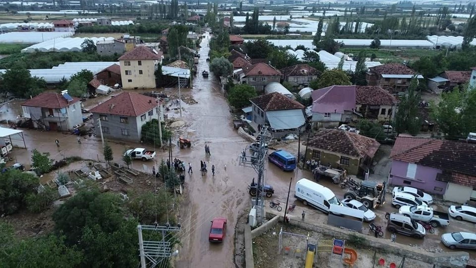 Antalya’da sel tarım arazilerinde zarara yol açtı