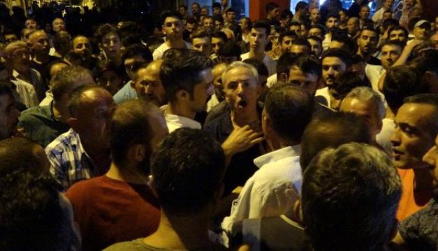 Bursa’da Yaklaşık 300 Mahalleli, Kahvehane İşletmecisine Saldıran Suriyelilerin Ev ve Dükkanlarına Zarar Verdi