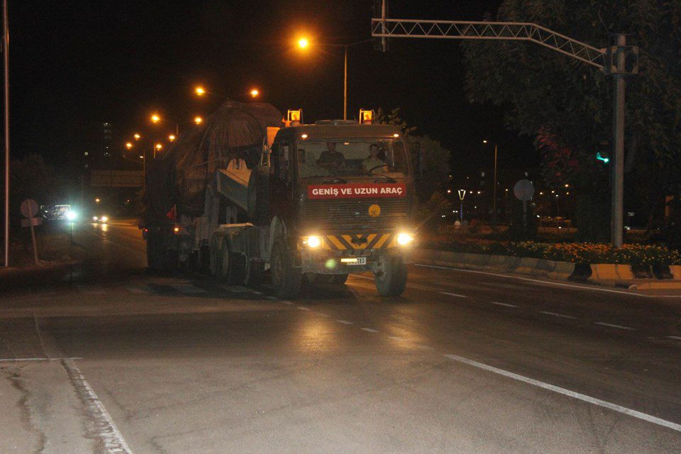 Suriye sınırına tank ile fırtına obüs sevkiyatı yapıldı