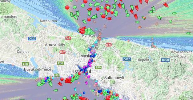 Boğaz sis altında… Yüzlerce gemi geçiş için bekliyor