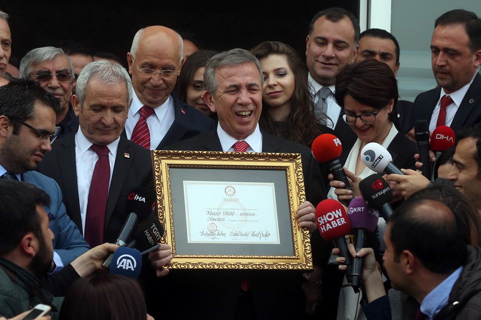 Ankara Büyükşehir Belediyesi’nde devir-teslim (Mansur Yavaş mazbatasını aldı)