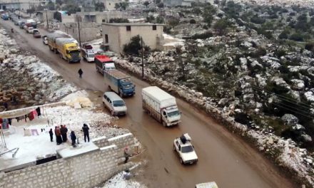 İdlib’den Türkiye sınırına doğru göç devam ediyor