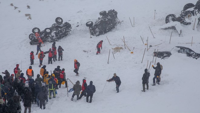 Van’da kurtarma ekiplerinin üzerine çığ düştü: 33 can kaybı