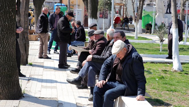 65 yaş üzeri ve kronik rahatsızlığı olanların sokağa çıkmaları yasaklandı