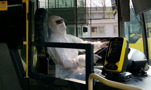 Metrobüs şoförleri corona virüse karşı koruyucu tulum giydi