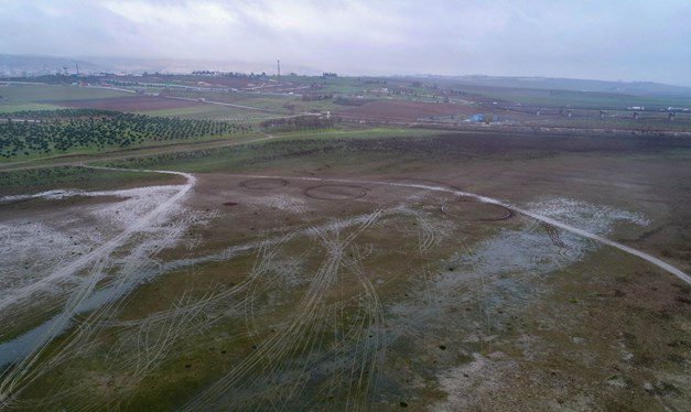 Suların yüzlerce metre çekildiği Büyükçekmece Gölü çorak araziye döndü