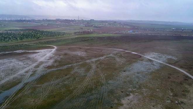 Suların yüzlerce metre çekildiği Büyükçekmece Gölü çorak araziye döndü