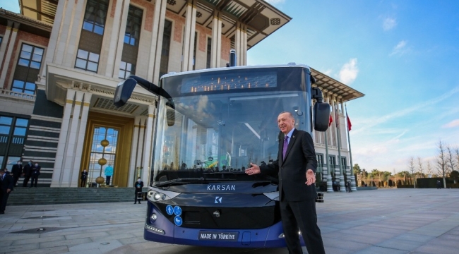 Cumhurbaşkanı Erdoğan, sürücüsüz otobüsün ilk yolcusu