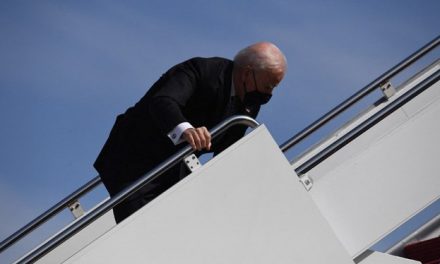 Biden’ın uçağa binerken 3 kez düşmesi gündem oldu