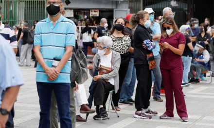 Venezuela’da aşılama başladı: 400 metre kuyruk