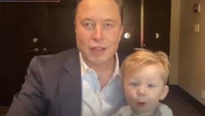 Elon Musk oğlu X AE A-XII ile kamera karşısında