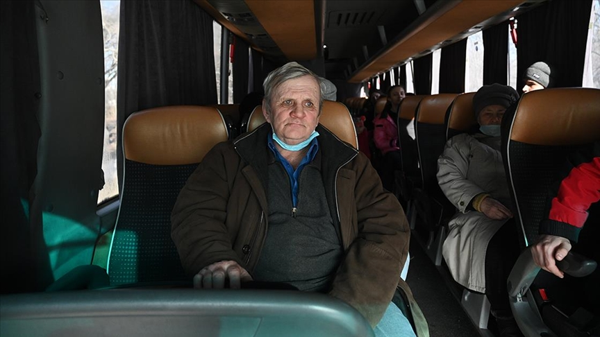 Anadolu Ajansı, Ukrayna’nın Donbas bölgesinden Rusya’ya sivillerin tahliyesini takip ediyor